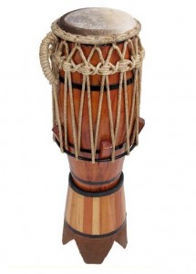 L'atabaque, instrument de percussion qui rythme la capoeira